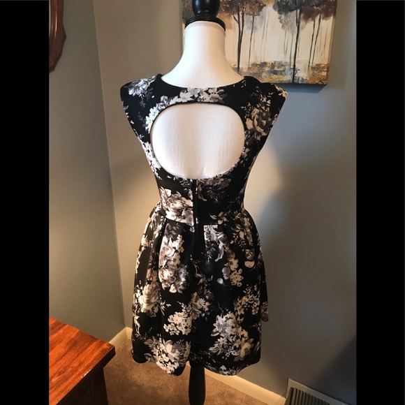 Flattering Black and White Dress perfect for Easter - Picture 4 of 6